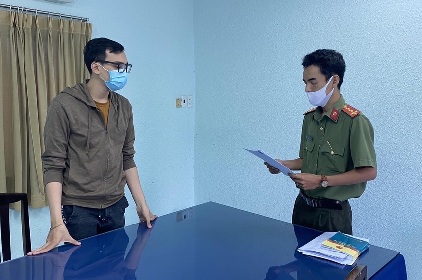 Truy to nam tiep vien hang khong lam lay lan Covid-19 o TP.HCM hinh anh