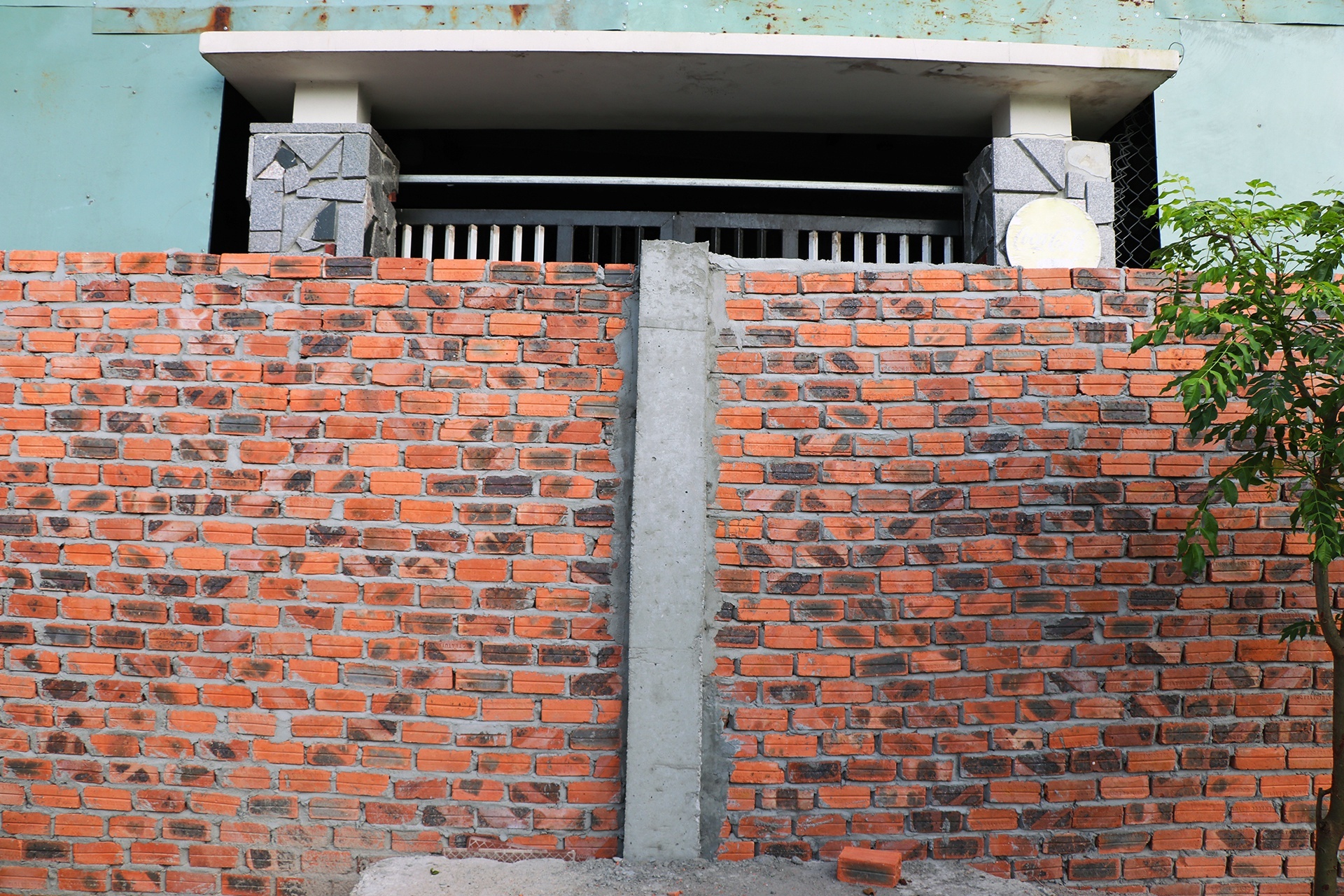 Xu ly ra sao khi hang xom xay tuong chan truoc cua? hinh anh