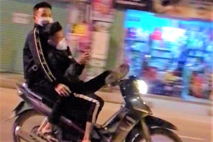 'Quai xe' lai xe may bang mot chan, tay bam dien thoai hinh anh