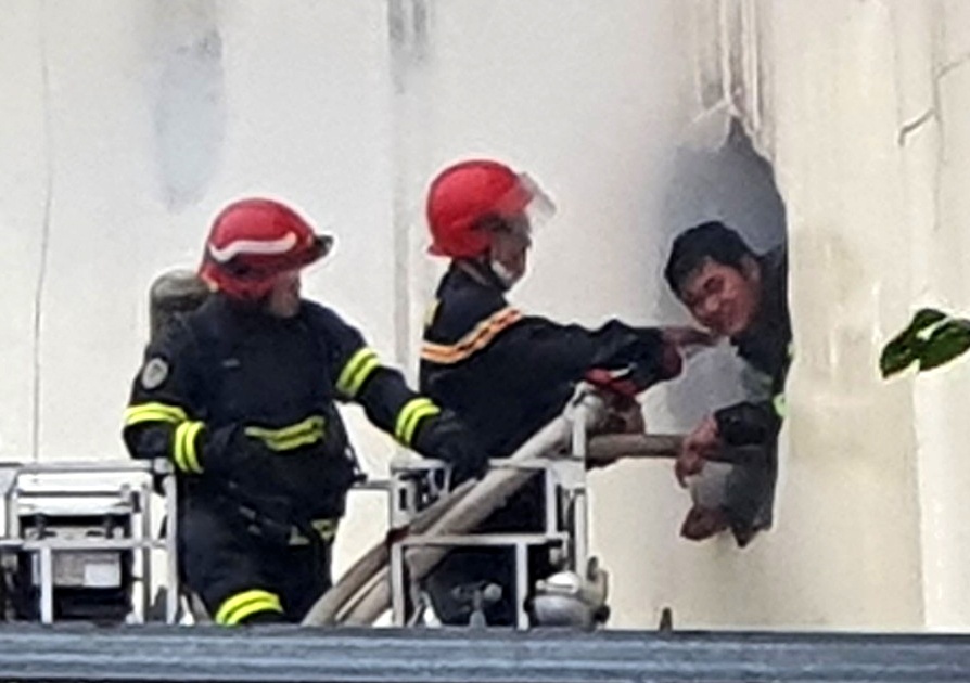 Chu quan karaoke o Binh Duong noi nguyen nhan xay bit cua so hinh anh