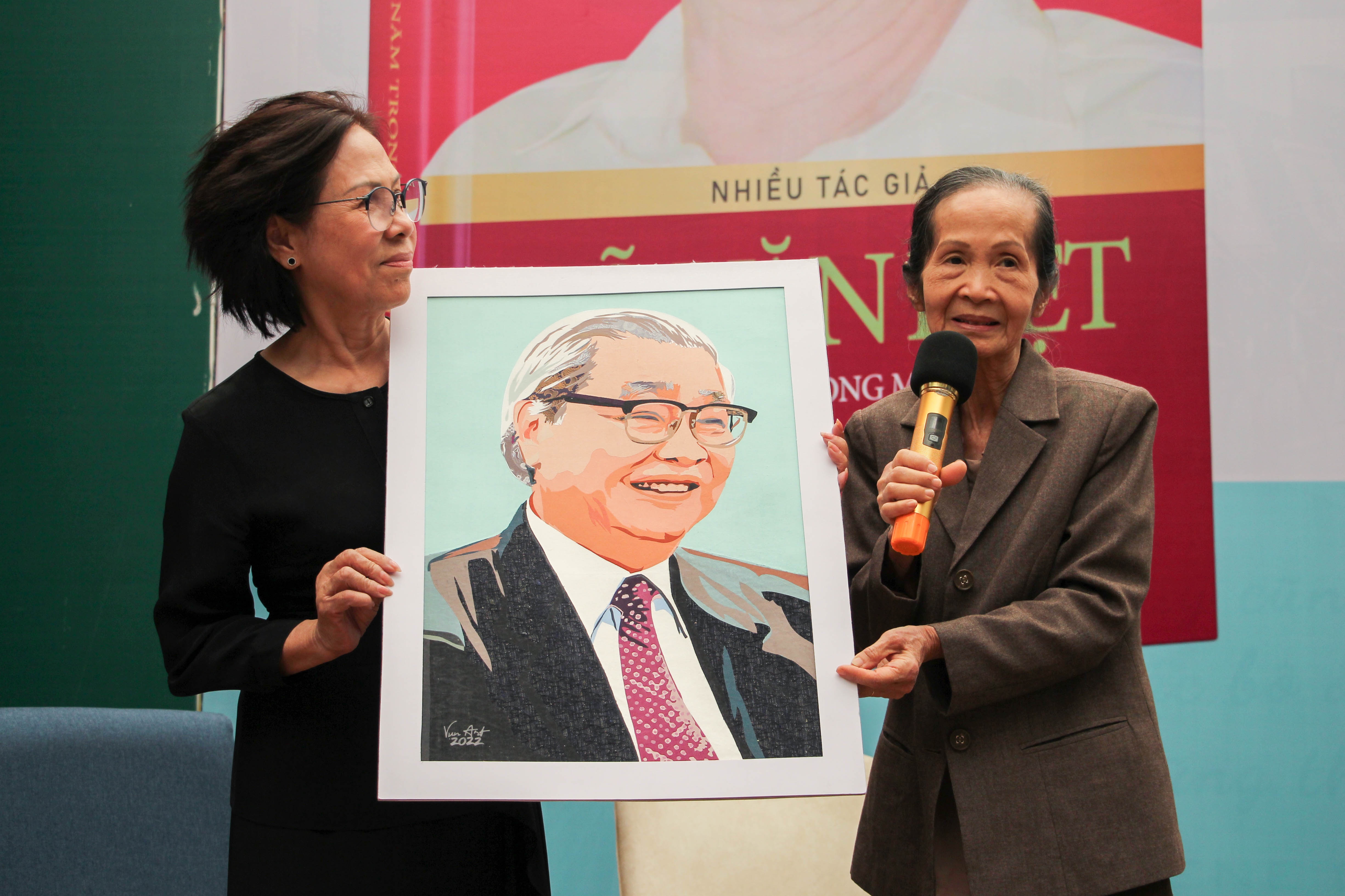 Gia dinh co Thu tuong Vo Van Kiet xuc dong trong buoi ra mat sach hinh anh