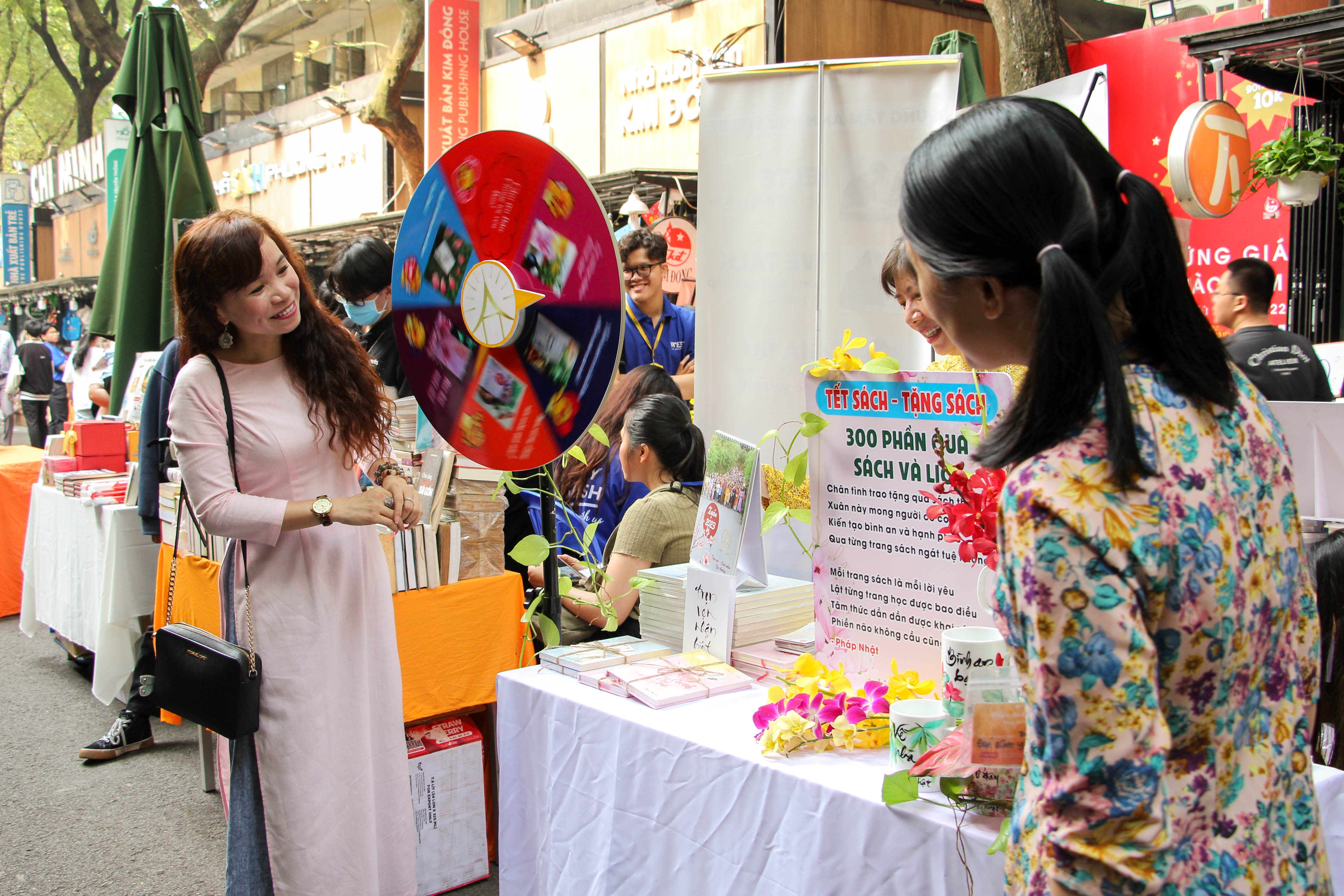 Phien cho sach cuoi nam thu hut nhieu doc gia TP.HCM hinh anh