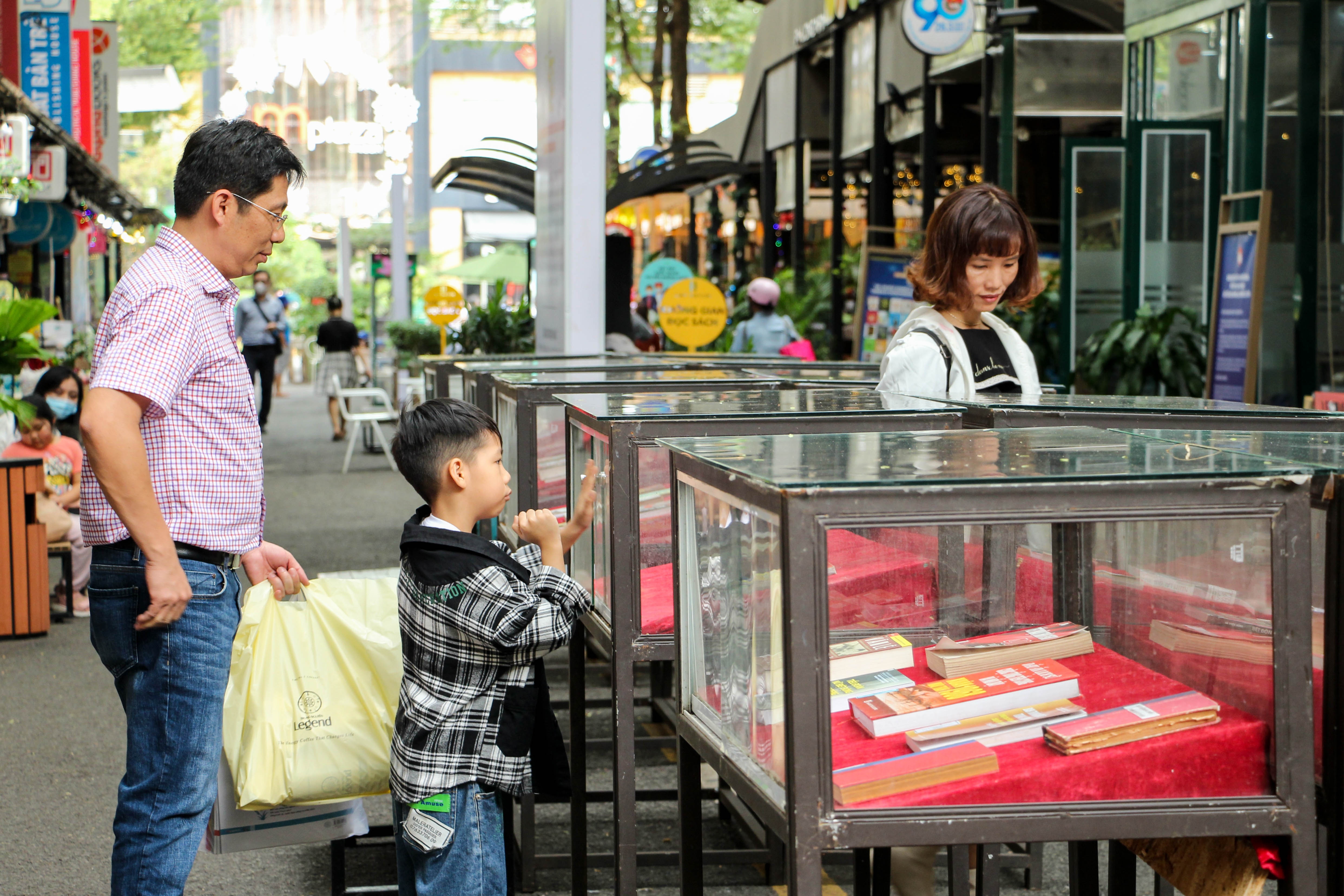 Trien lam ky uc Xuan Mau Than 1968 tai Duong sach TP.HCM hinh anh