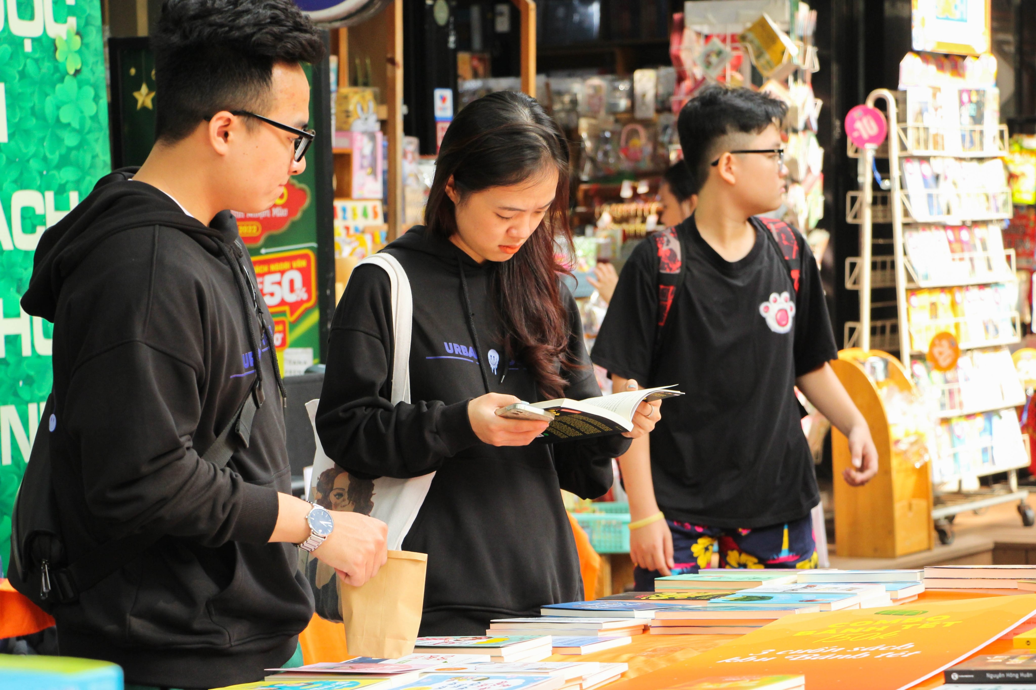 Tre hoa do tuoi sang tac va dua van hoc Viet ra the gioi hinh anh