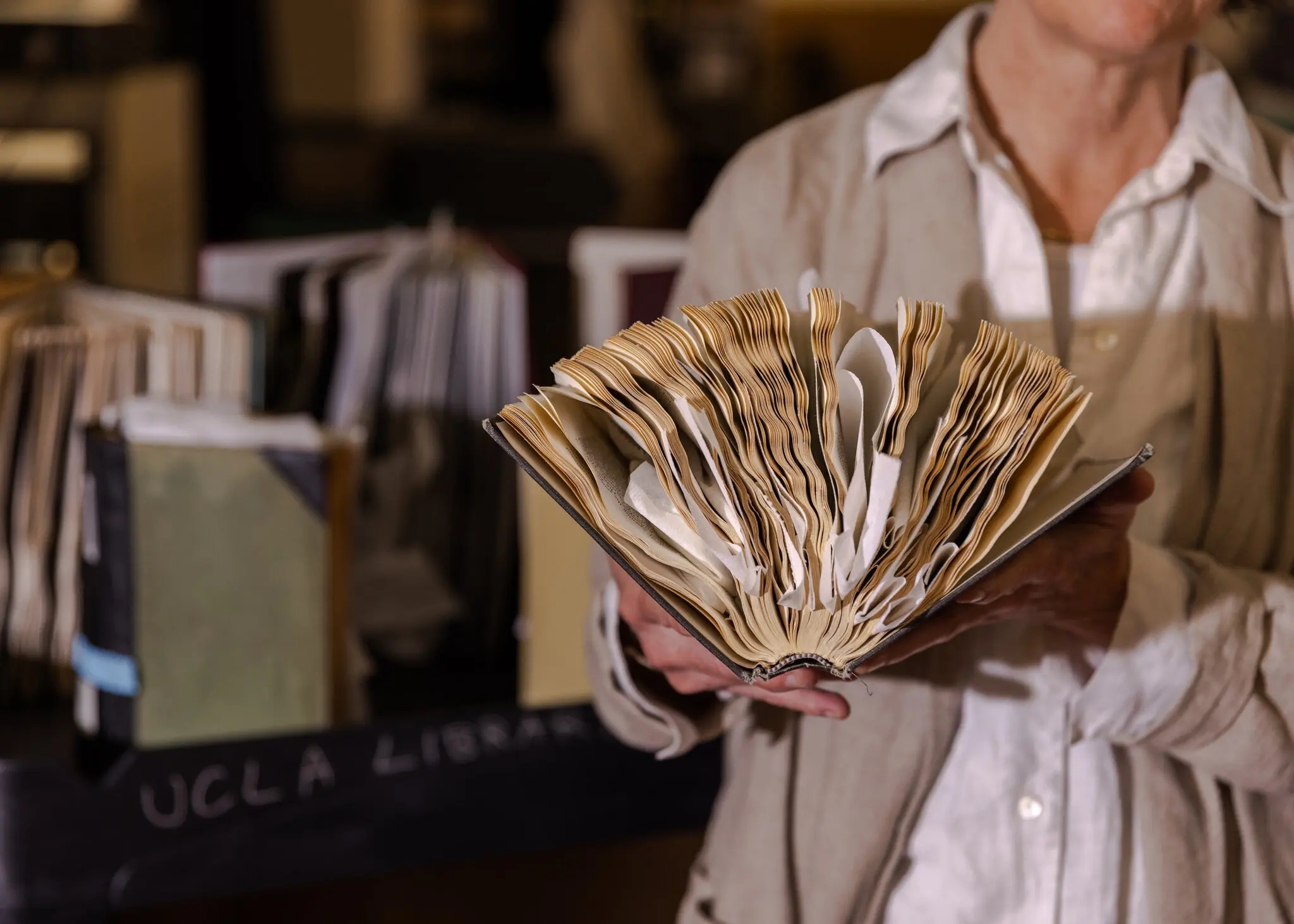 Anh huong cua bien doi khi hau den viec bao quan sach hinh anh