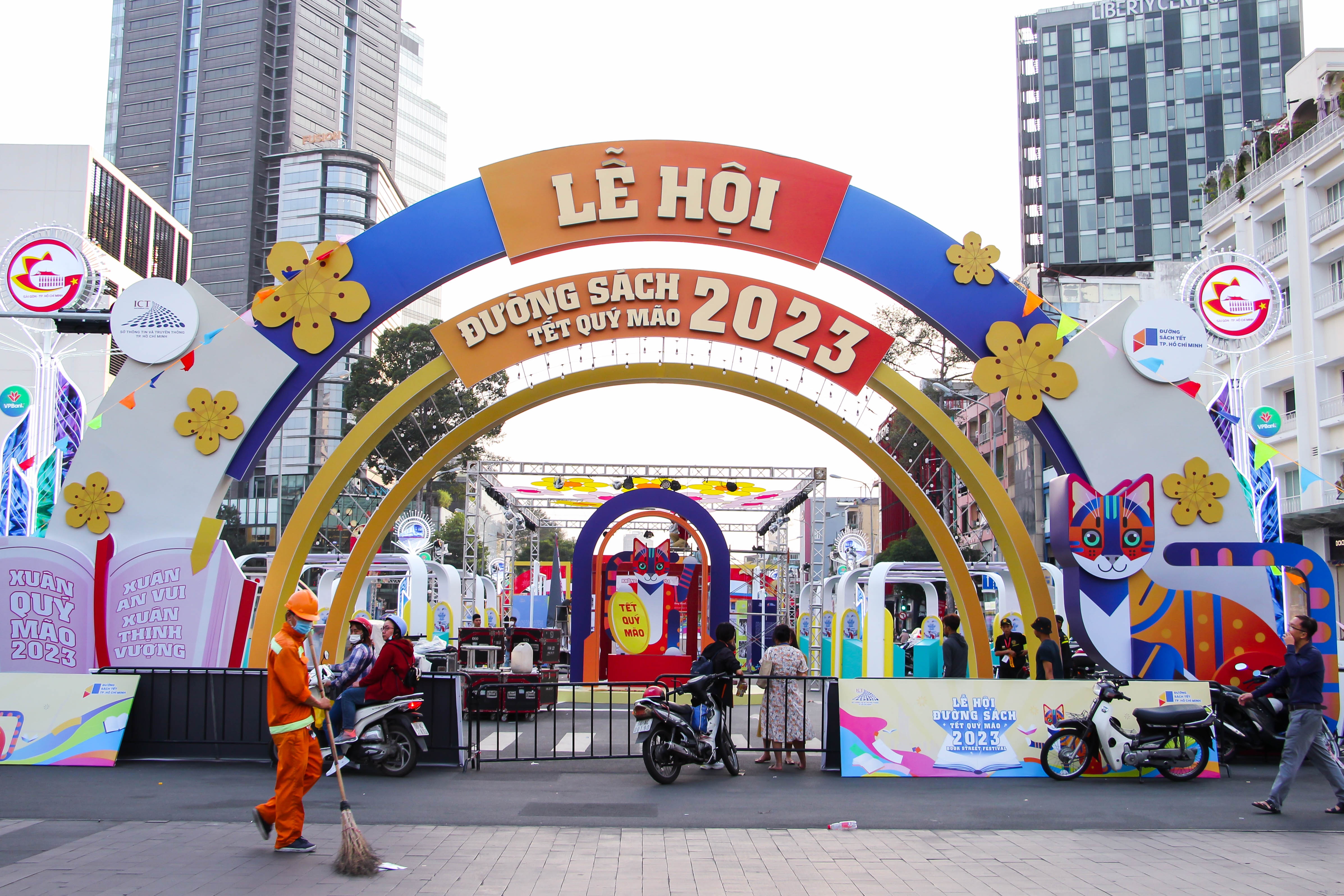 Cong nhan lam den 0h dem chuan bi cho Duong sach Tet TP.HCM hinh anh