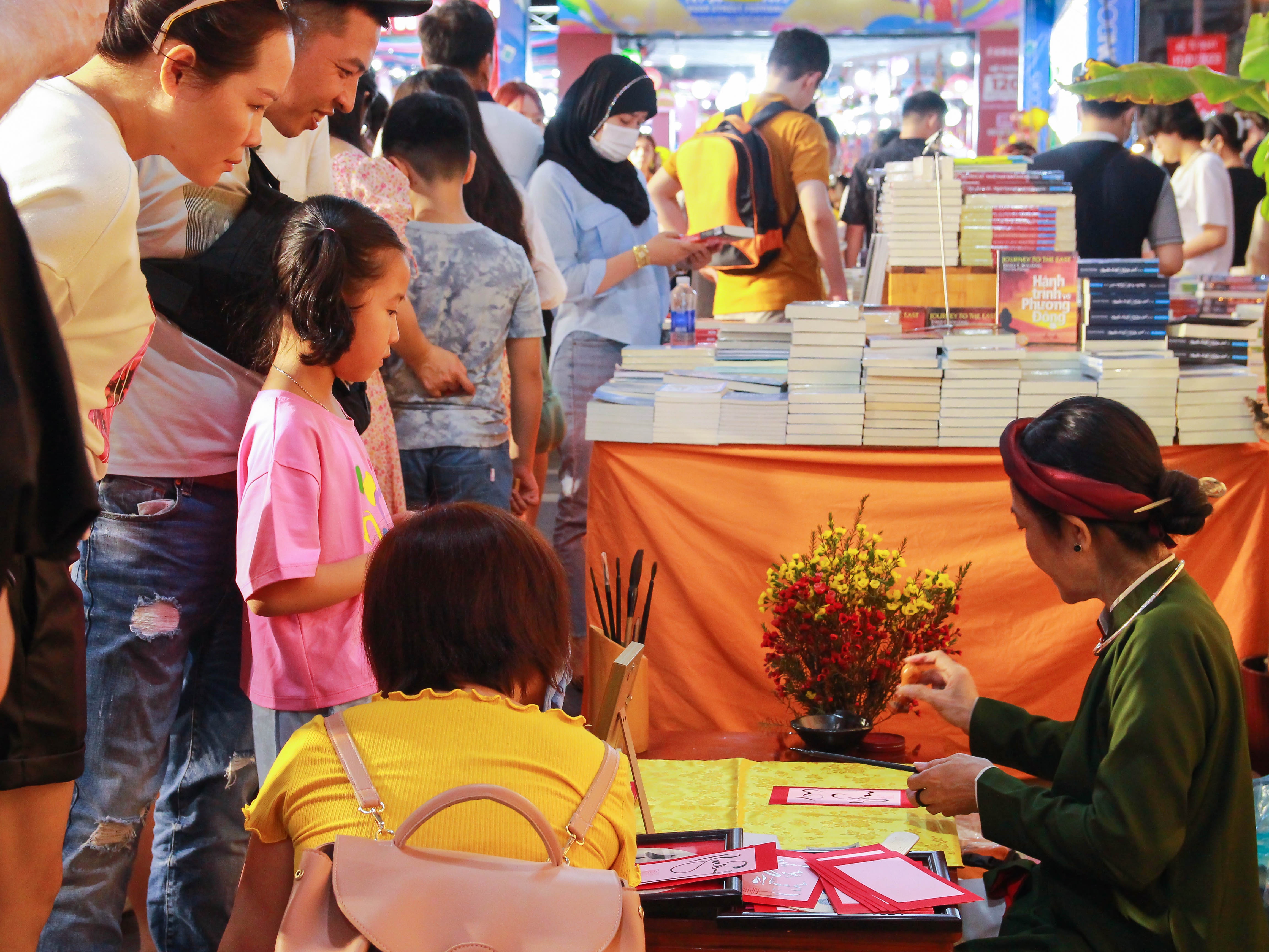 Duong sach Tet TP.HCM anh 2