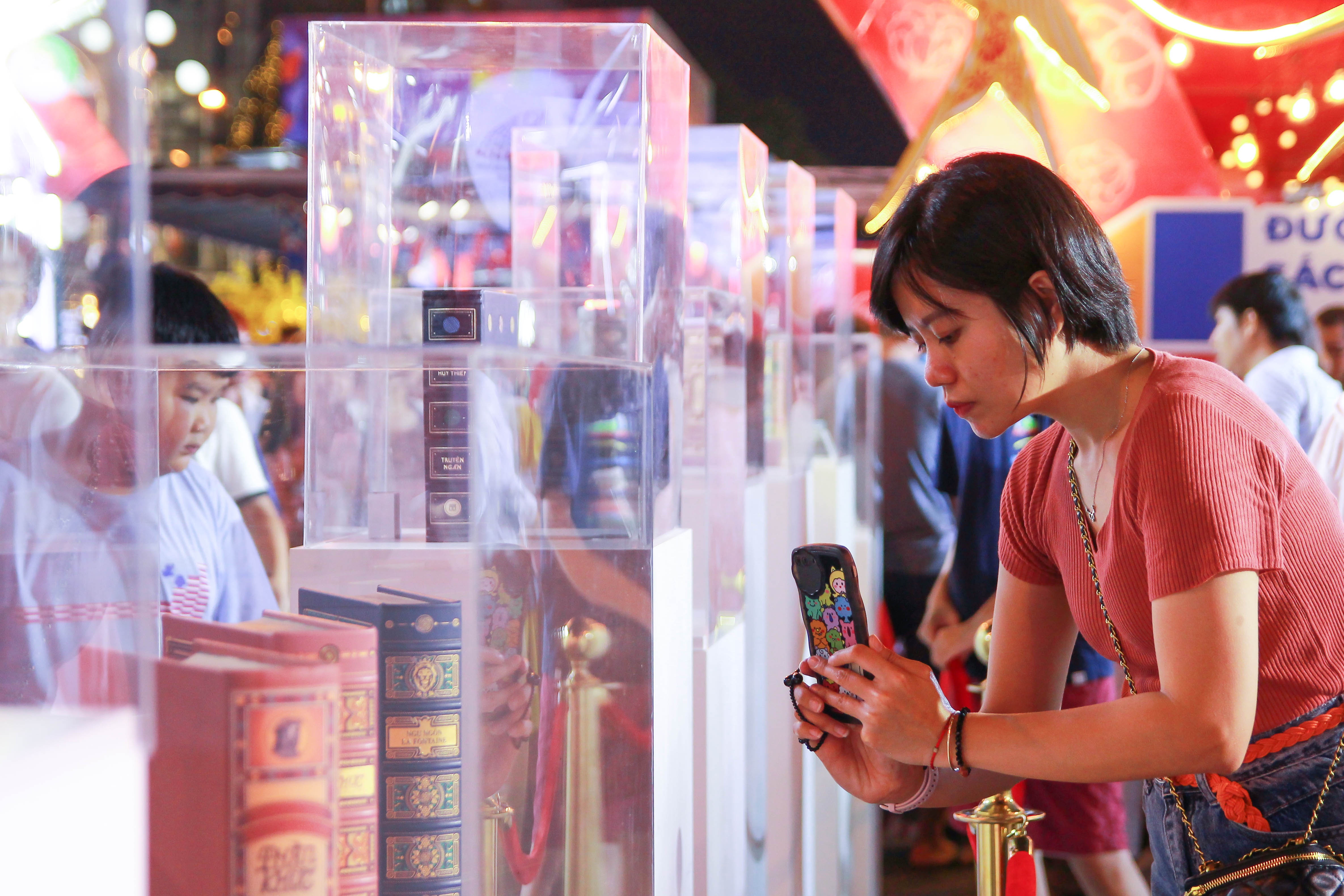 Hon 100.000 luot tham quan, mua sam tai Duong sach Tet sau 4 ngay hinh anh