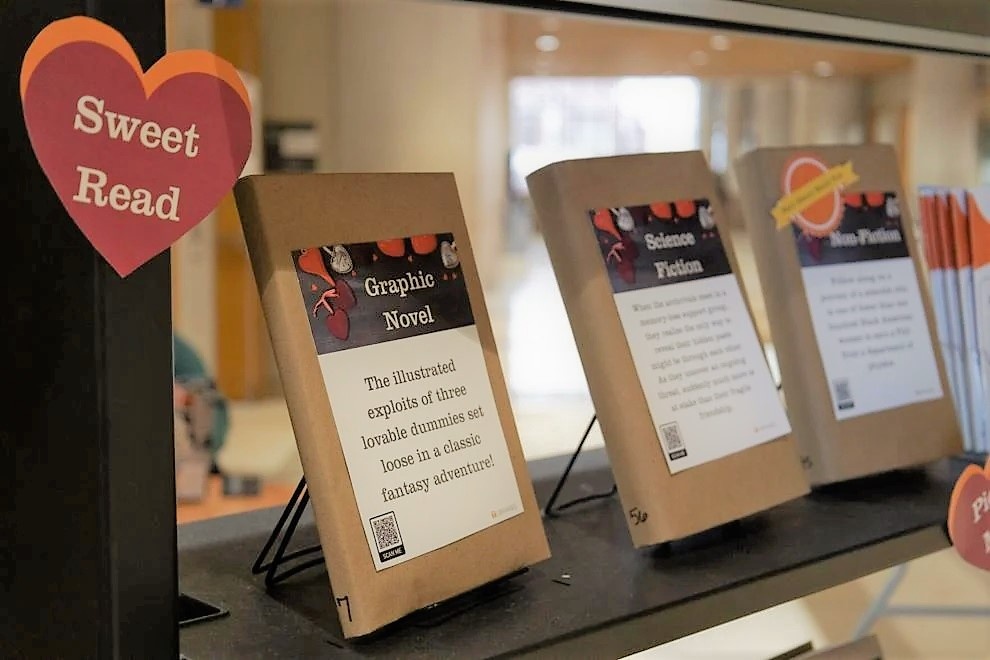 Trao luu 'hen ho giau mat' voi sach trong mua Valentine hinh anh