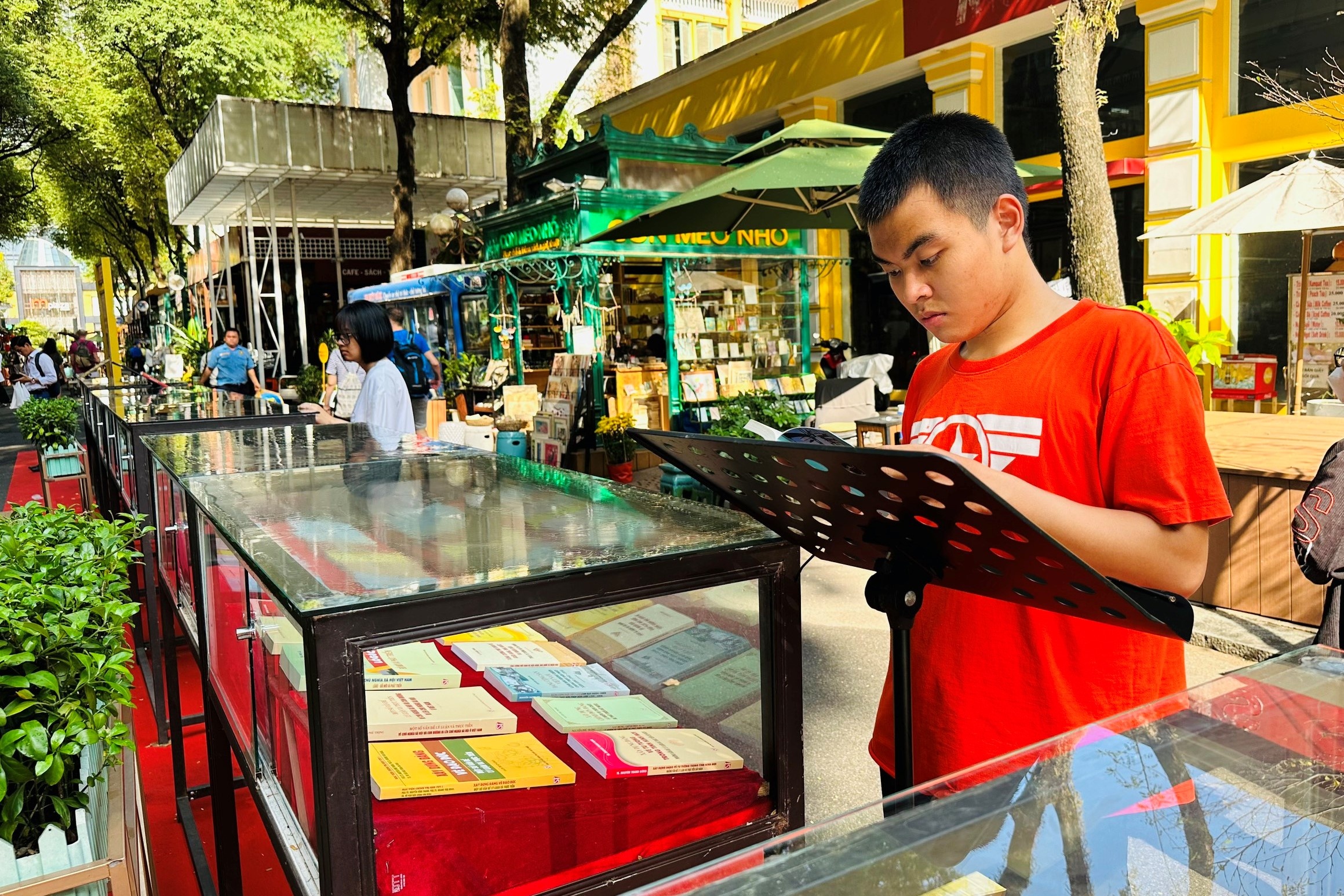 Trung bay gan 100 cuon sach ky niem 93 nam ngay thanh lap Dang hinh anh