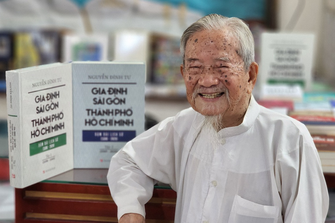 Nha nghien cuu 103 tuoi viet bo sach ve Gia Dinh - Sai Gon - TP.HCM hinh anh