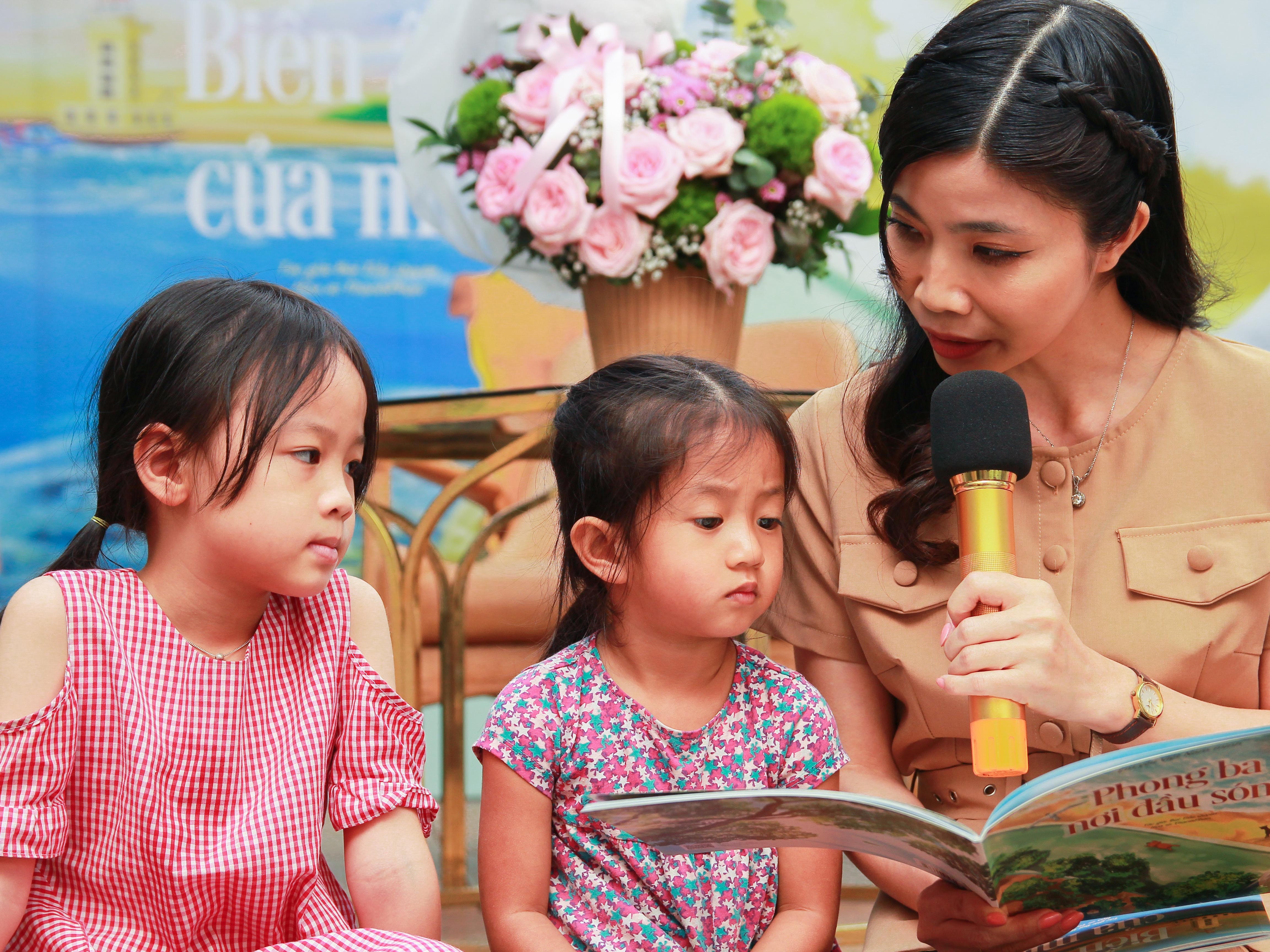 Khoi goi tinh yeu bien dao qua viec doc sach cung con hinh anh