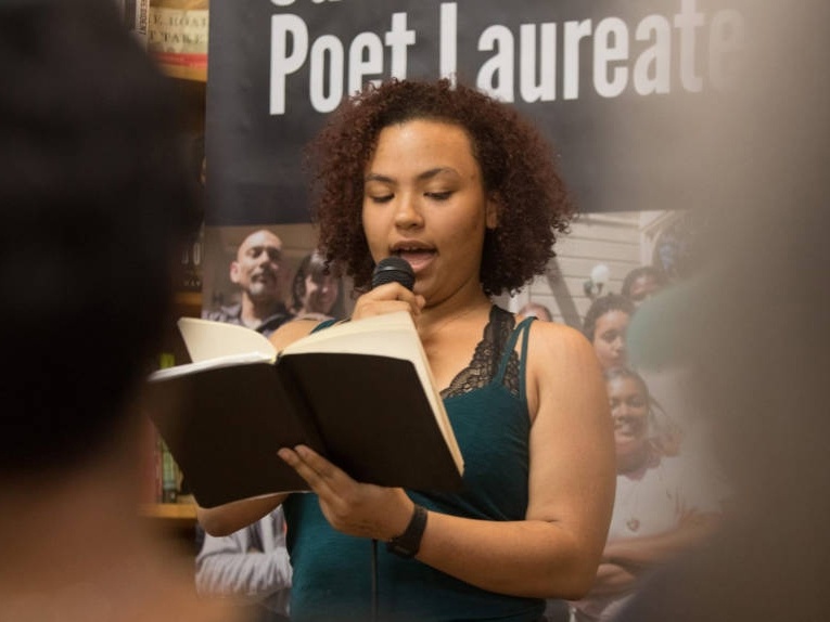 Phu nu My dang xuat ban nhieu sach hon nam gioi hinh anh