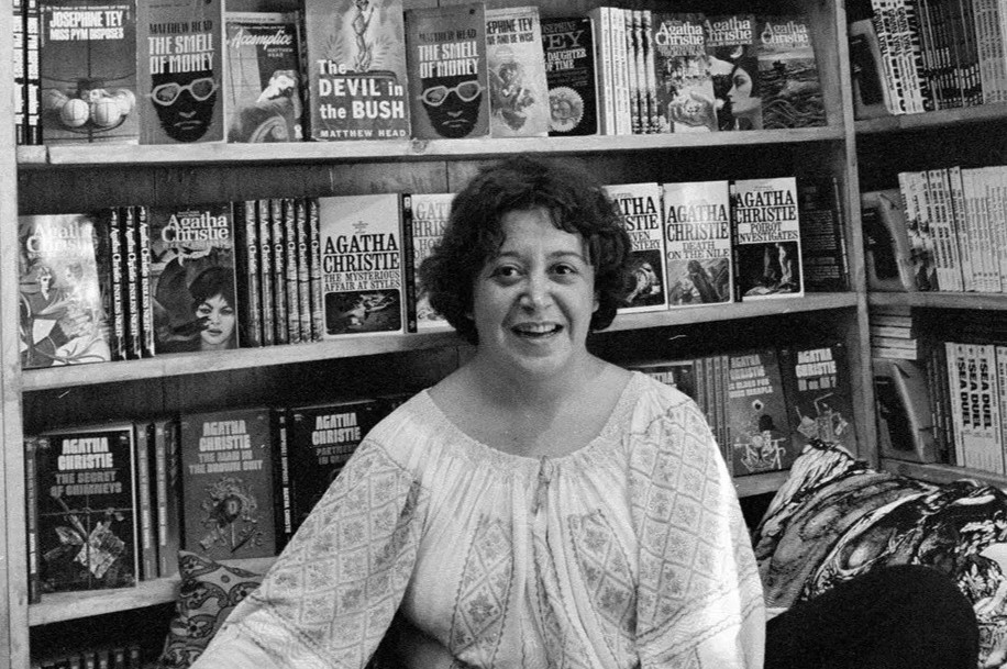 Tiem sach chi ban mot the loai sach hinh anh