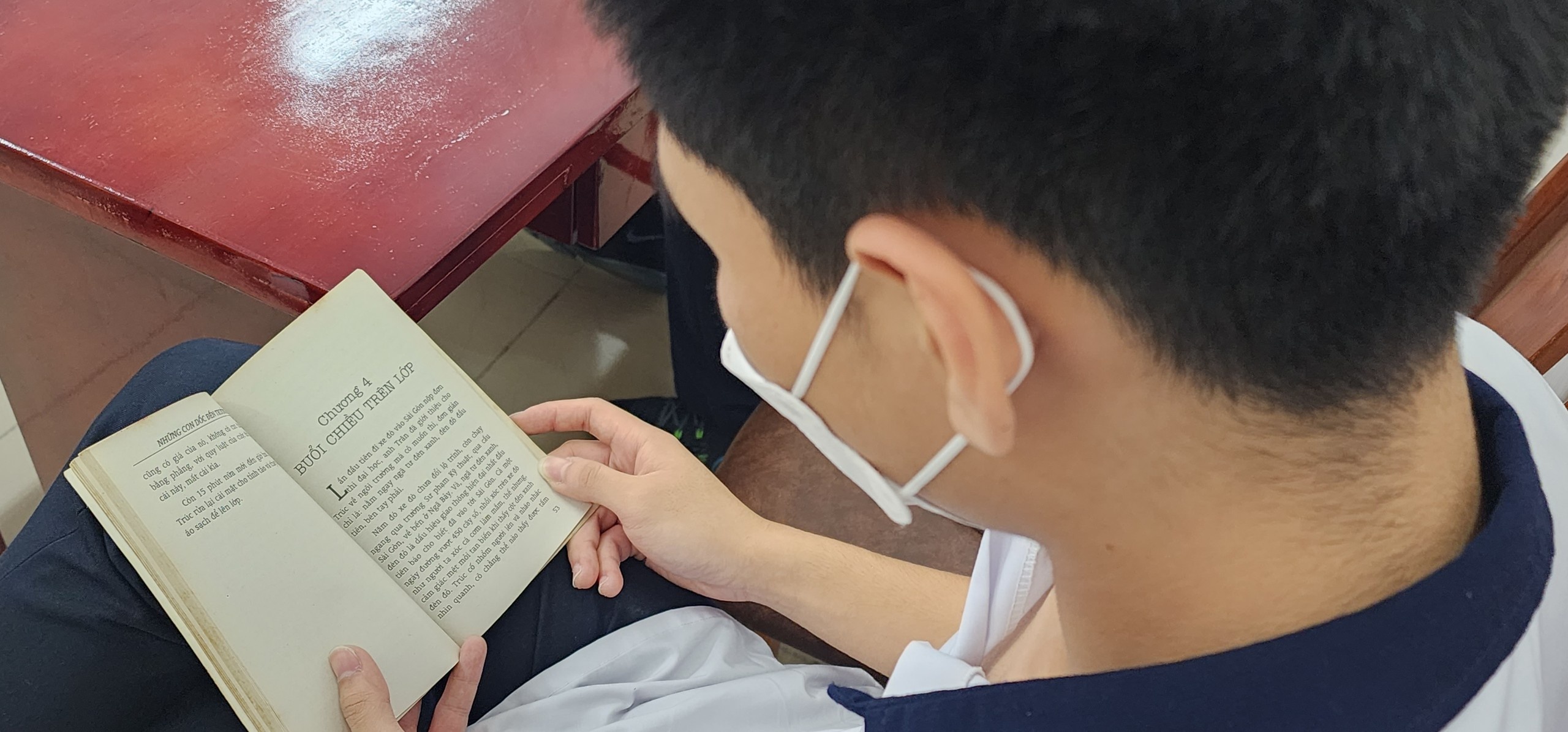 Hoc sinh vi pham se bi 'phat' doc sach hinh anh