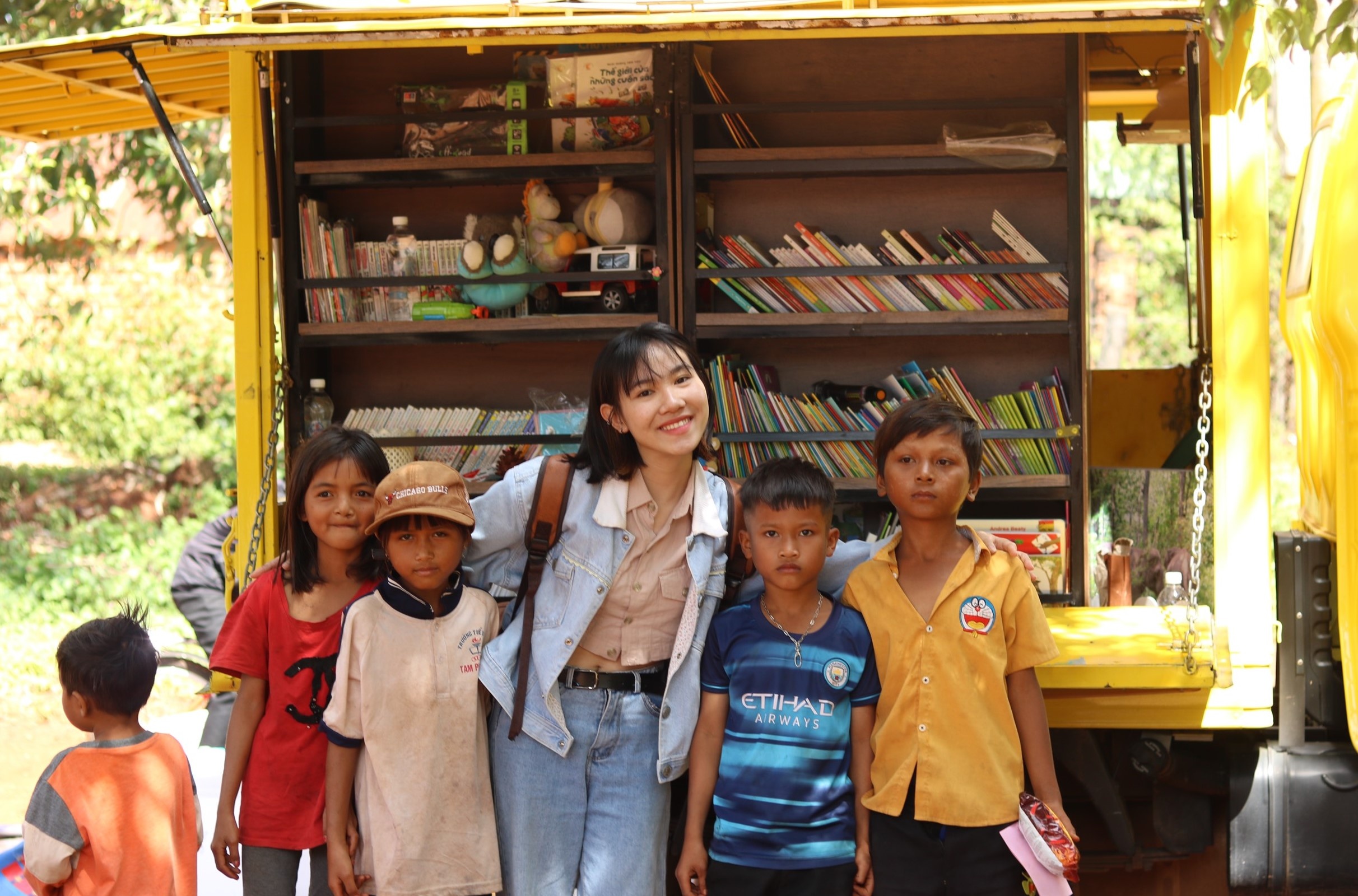 Dua sach ve buon bang xe thu vien luu dong hinh anh