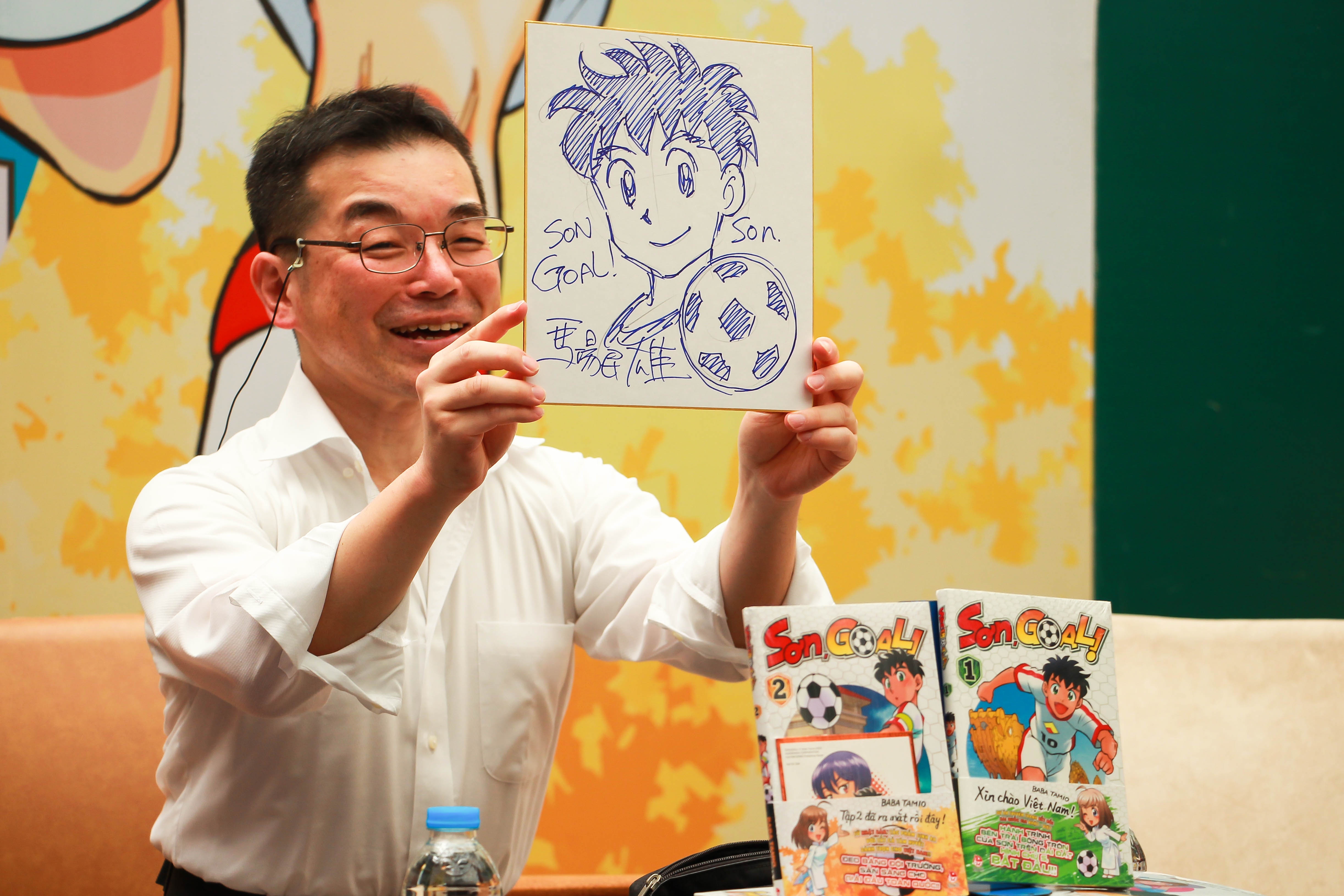 Hoa si Nhat Ban an banh trang tron, ve tranh tang ban doc Viet hinh anh