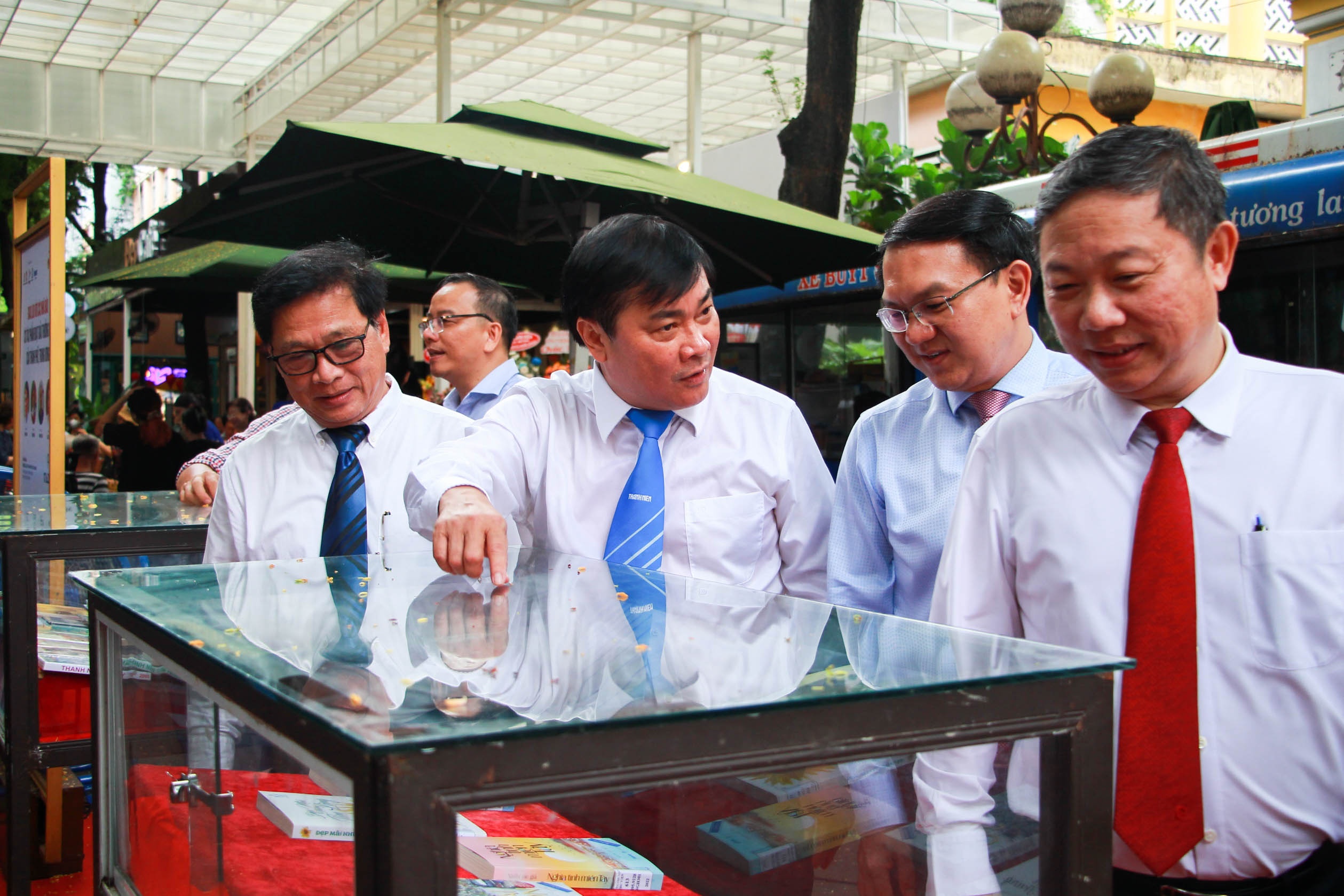 Tuan le ton vinh nhung nguoi lam bao viet sach hinh anh