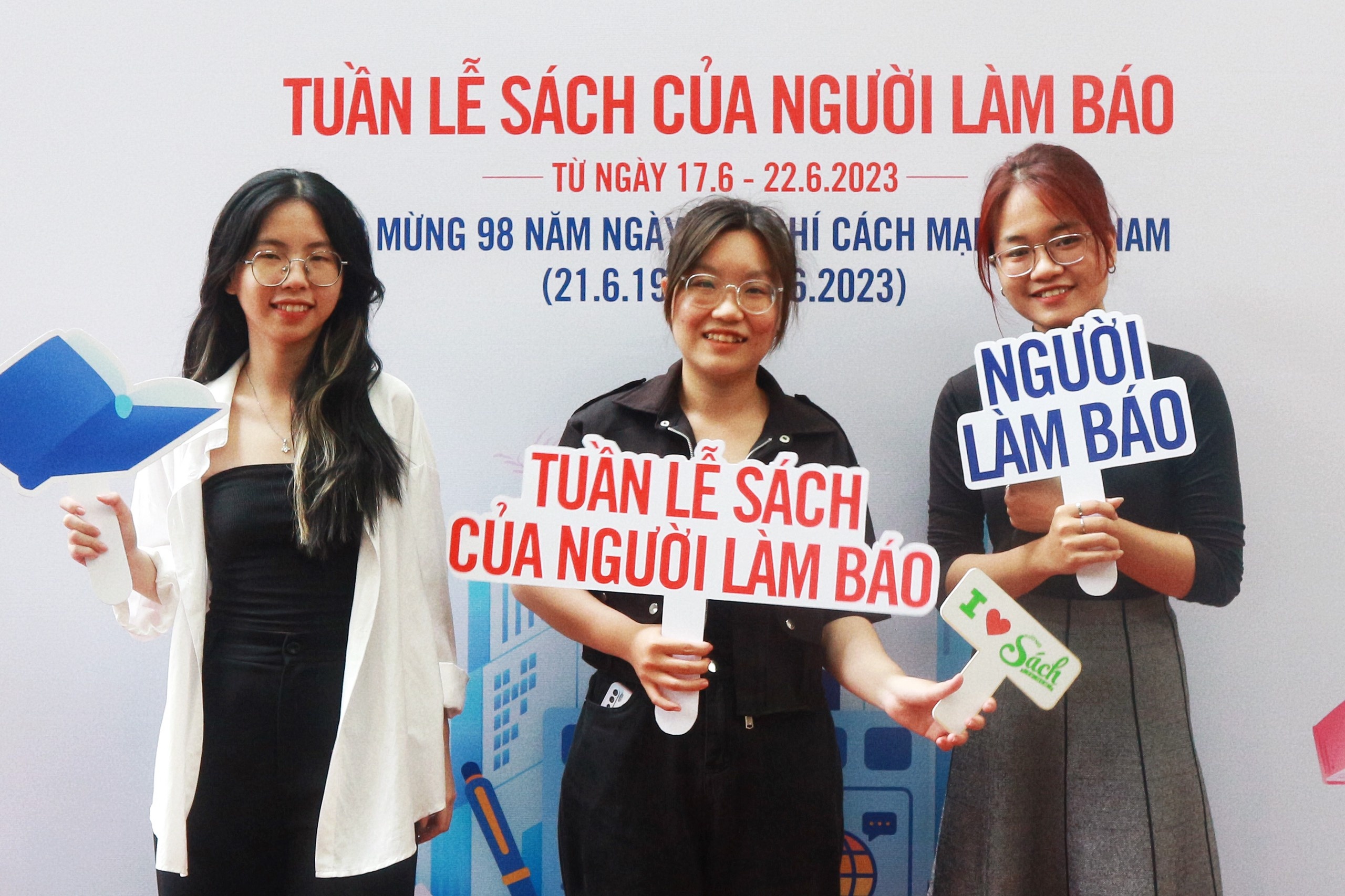 Cuoc hoi ngo cua nhung nguoi lam bao, viet sach hinh anh