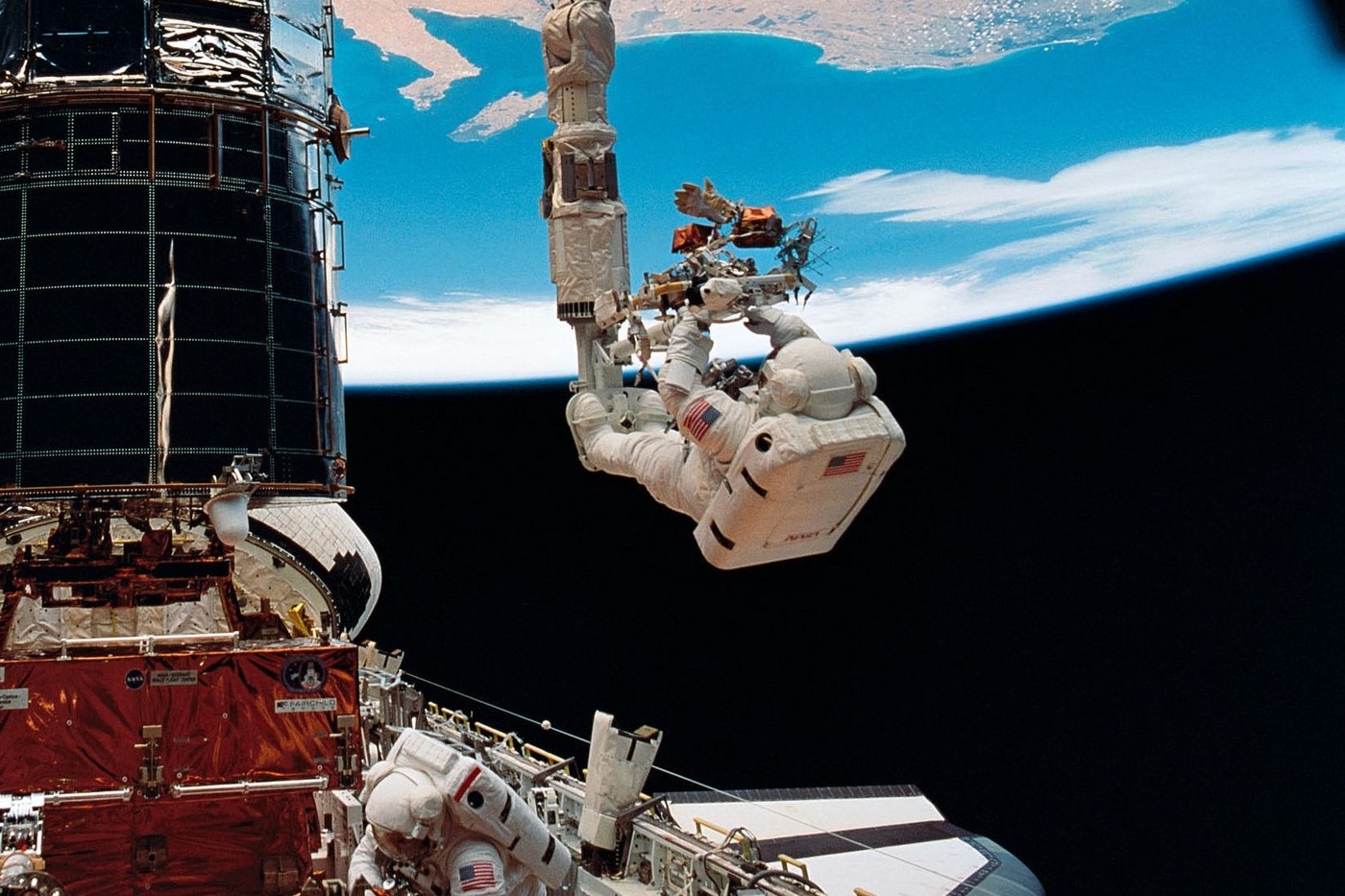 Qua trinh sua chua kinh vien vong Hubble ngoai khong gian hinh anh