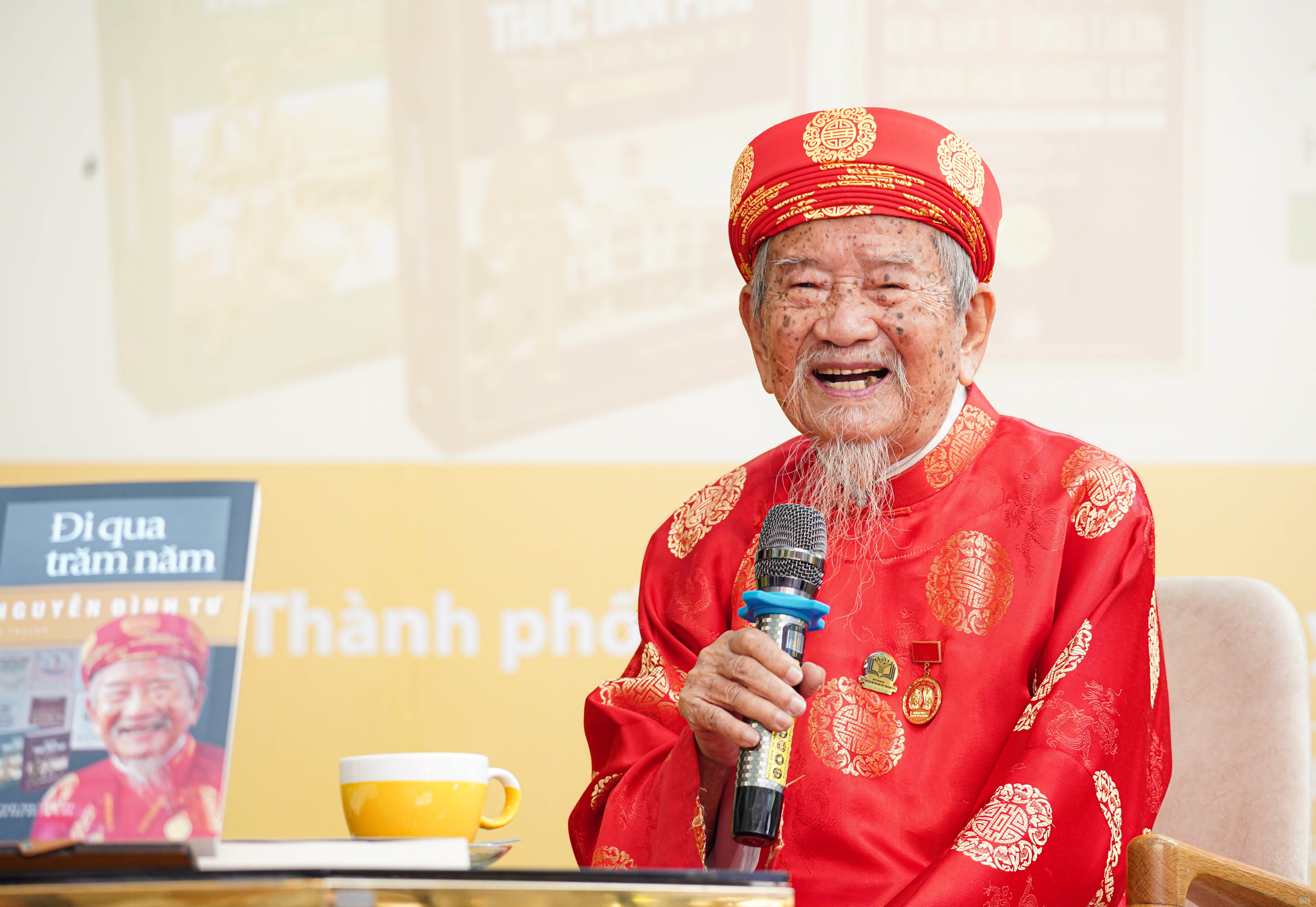 Nha nghien cuu 104 tuoi chia se bi quyet giu dau oc minh man hinh anh