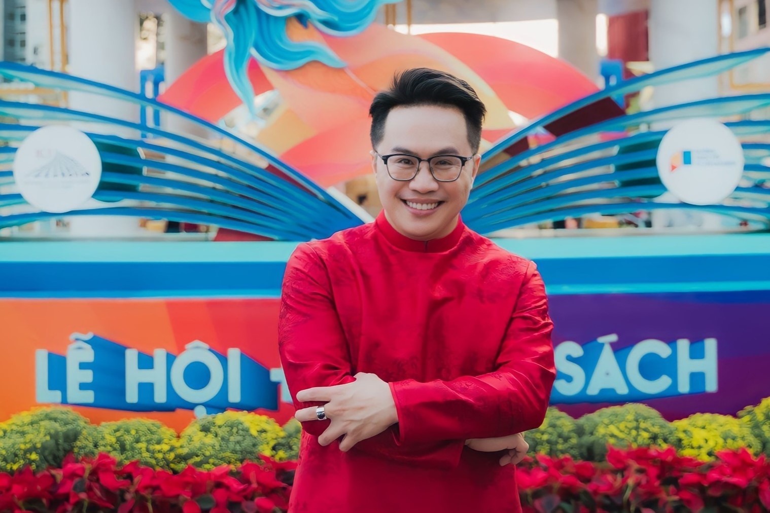 Dai su Van hoa doc Tan Tai hanh phuc khi duoc li xi tri thuc hinh anh