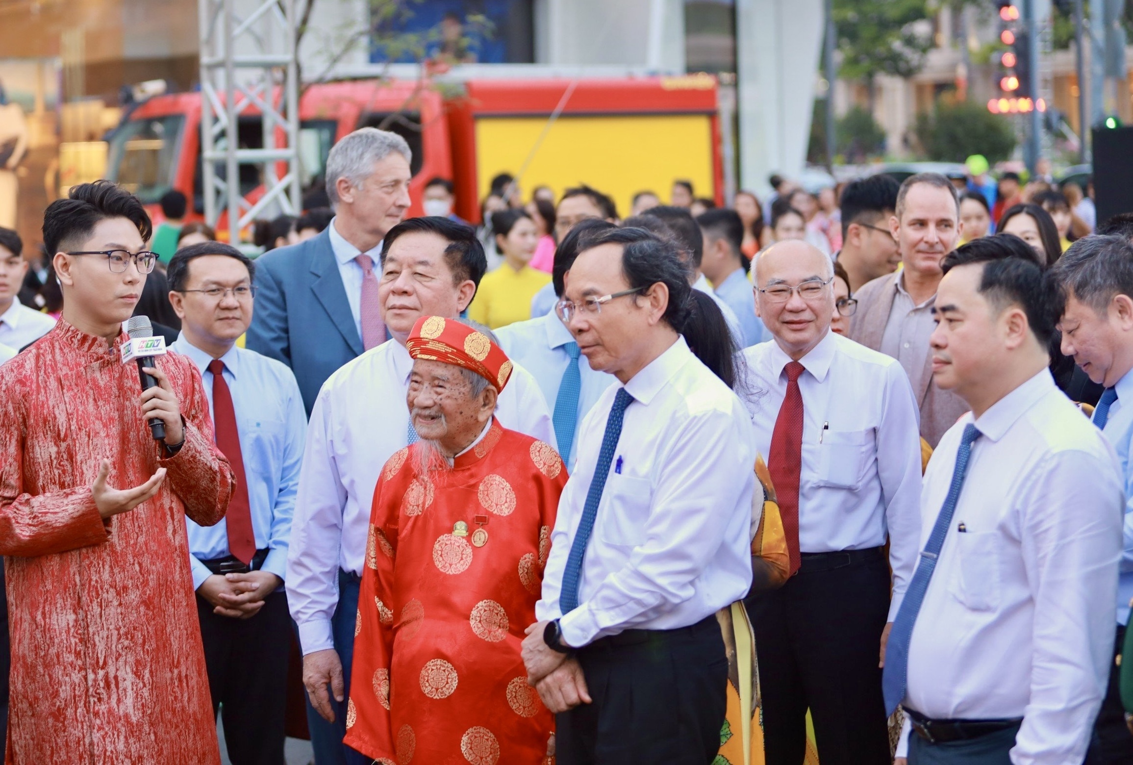 Phat dong phong trao li xi sach tai khai mac Le hoi Duong sach Tet hinh anh