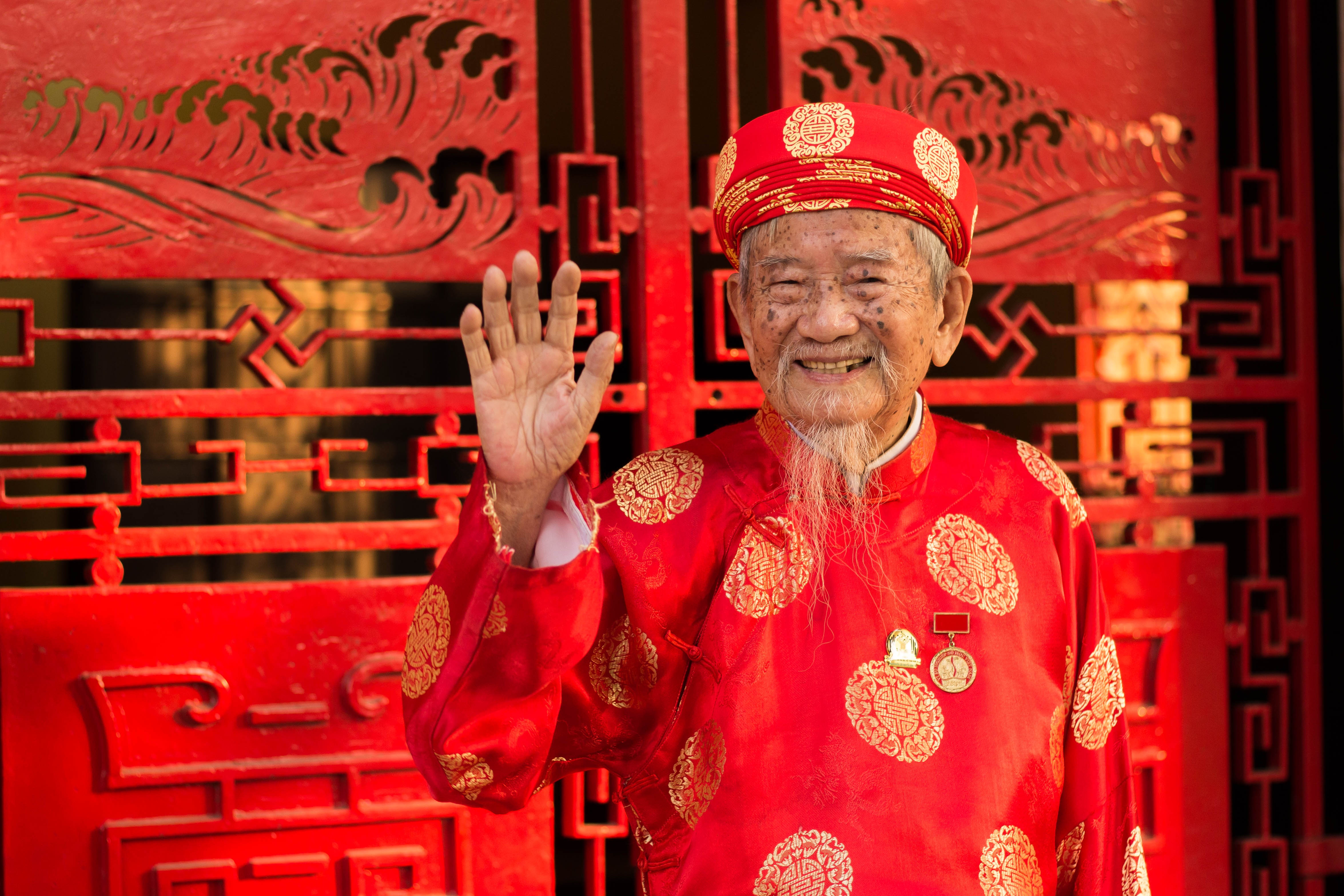 Nha nghien cuu bach nien Nguyen Dinh Tu: Sach la nguoi thay toan dien hinh anh