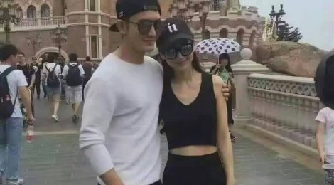 Huynh Hieu Minh, Angelababy nam tay nhau o cong vien hinh anh