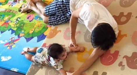 Lam Chi Dinh khoe anh mot minh cham 3 con trai hinh anh