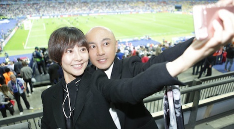 Vo chong 'Truong Tam Phong' Truong Ve Kien xem Euro 2016 hinh anh