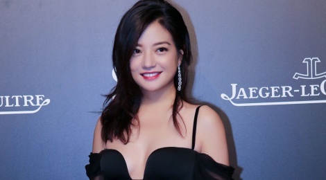 Trieu Vy mac vay xe sau tao bao hinh anh