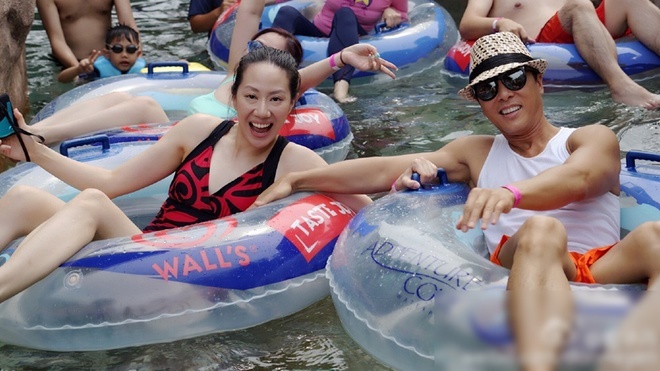 Gia dinh Chan Tu Dan nghi ngoi anh 1