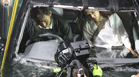 Hau truong canh quay xe lao xuong bien trong phim Hong Kong hinh anh