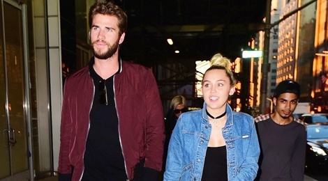 Miley Cyrus va Liam Hemsworth tay trong tay sau tin sap cuoi hinh anh