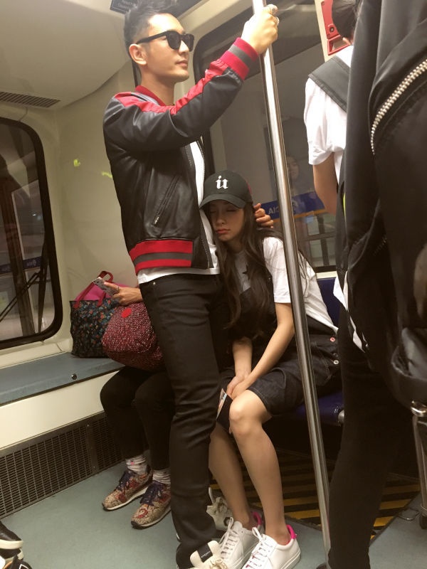 Huynh Hieu Minh va Angelababy o san bay anh 4