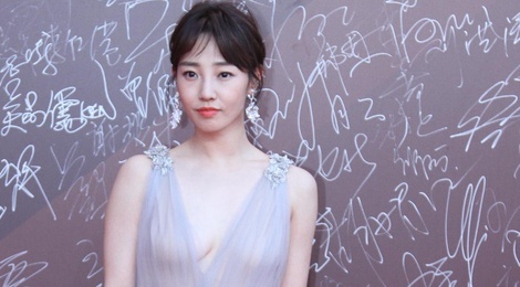 Dan sao Hoa ngu goi cam tren tham do Hoa Bieu hinh anh