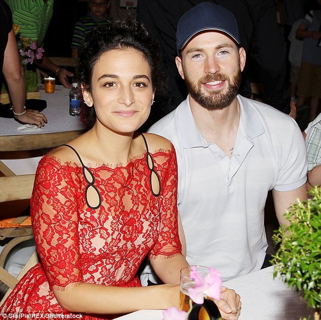 Captain America Chris Evans hen ho anh 2