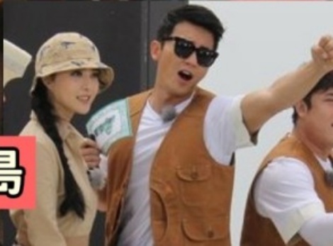 Pham Bang Bang om chat Ly Than khi di tau ve que hinh anh