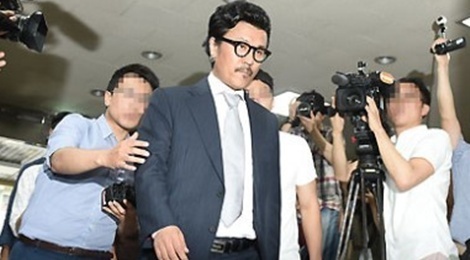 Nam ca si Han cui mat khi den so canh sat vi toi quay roi hinh anh