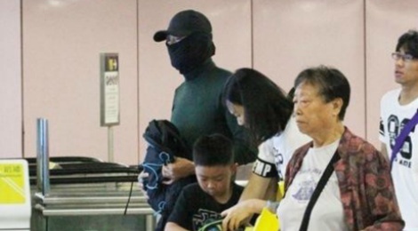 Chau Nhuan Phat mac khac nguoi khi di tau dien ngam hinh anh