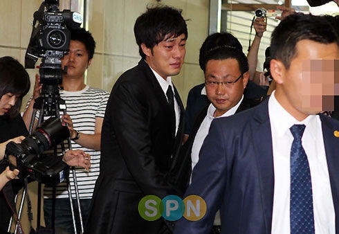 So Ji Sub vieng mo Park Yong Ha anh 2