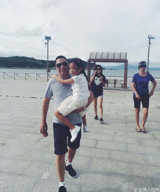 Trieu Vy hanh phuc ben chong con anh 1