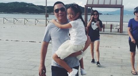 Trieu Vy xuat hien ben chong con sau tin don ly hon hinh anh