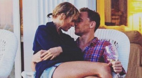 Taylor Swift ngoi trong long ban trai 'Loki' hinh anh