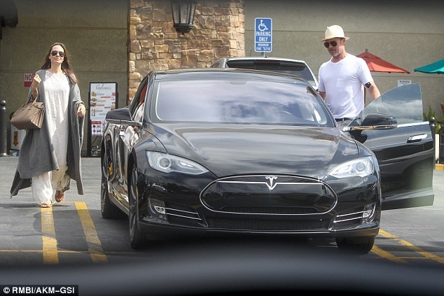 Angelina Jolie va Brad Pitt ben nhau anh 7