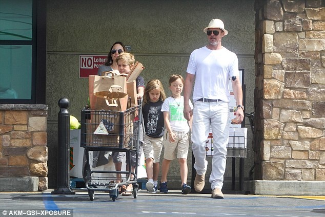 Angelina Jolie va Brad Pitt ben nhau anh 6