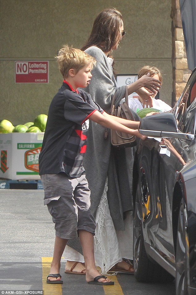 Angelina Jolie va Brad Pitt ben nhau anh 5