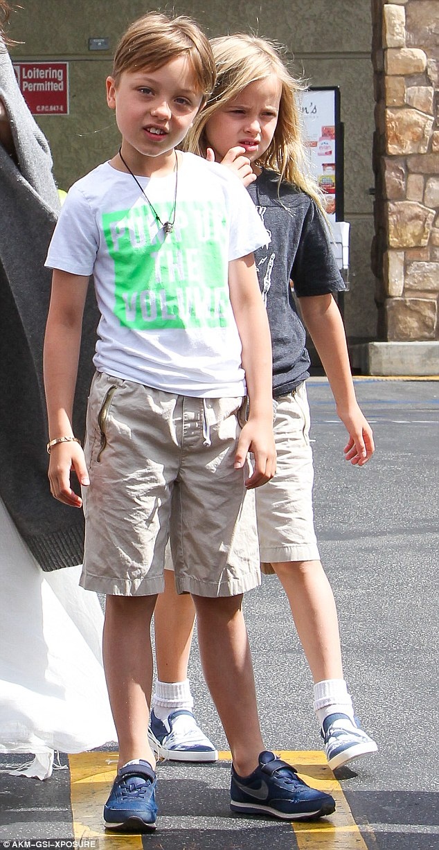 Angelina Jolie va Brad Pitt ben nhau anh 4