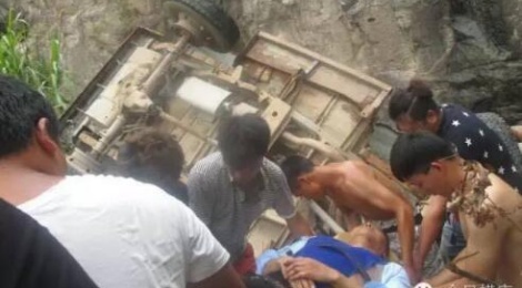 Sao Trung Quoc nguy hiem sau khi xe lao xuong o do cao 50 m hinh anh